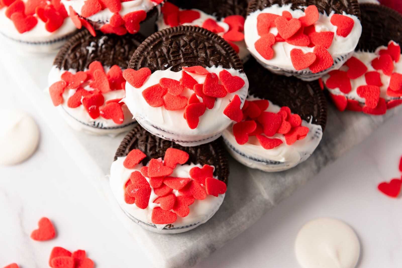 Valentine’s Day Oreos – Easy Dipped Oreo Treats